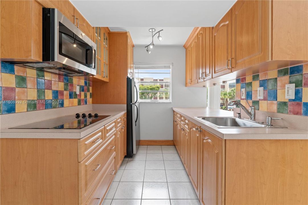 For Sale: $310,000 (2 beds, 1 baths, 948 Square Feet)