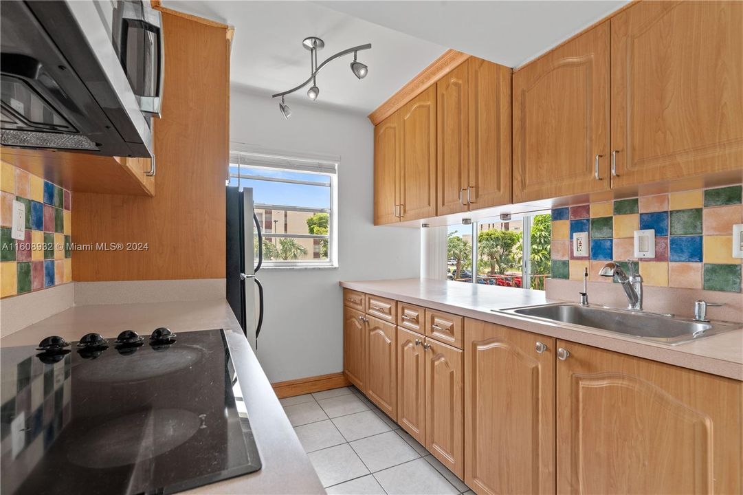 For Sale: $310,000 (2 beds, 1 baths, 948 Square Feet)