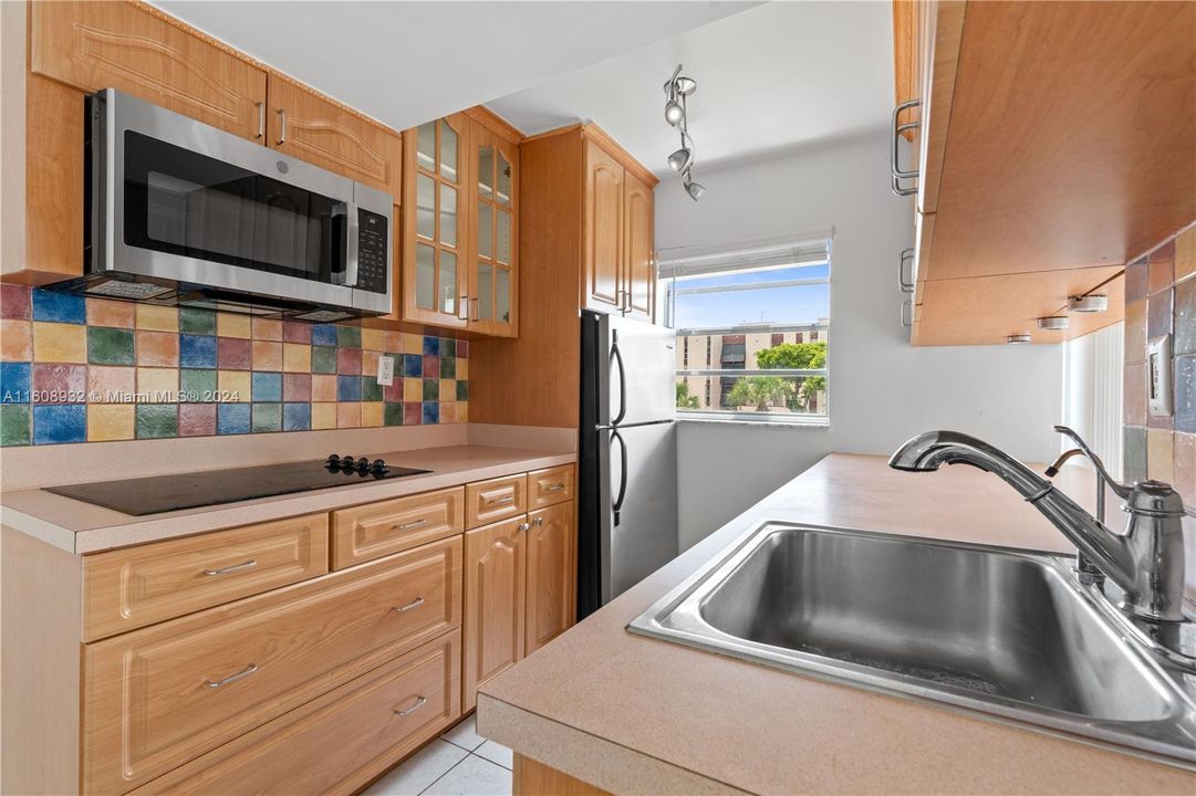 For Sale: $310,000 (2 beds, 1 baths, 948 Square Feet)