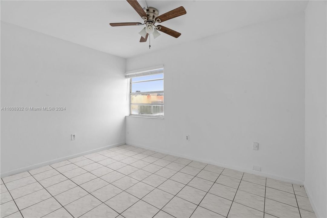 For Sale: $310,000 (2 beds, 1 baths, 948 Square Feet)
