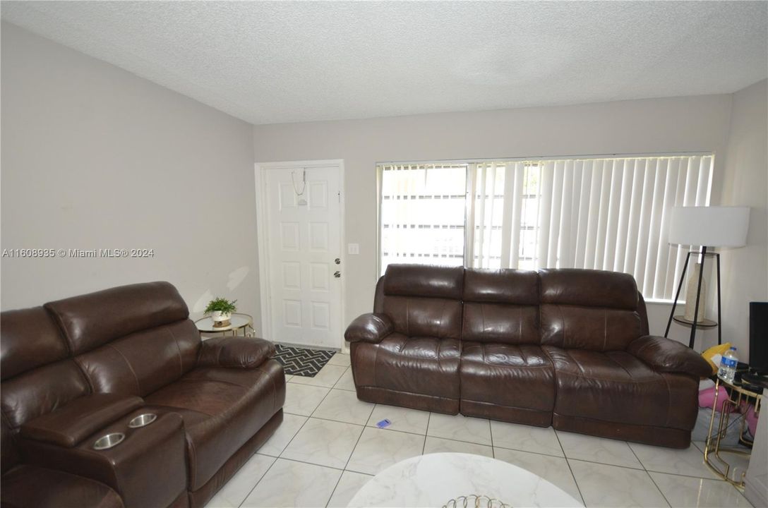 For Sale: $204,900 (2 beds, 2 baths, 768 Square Feet)