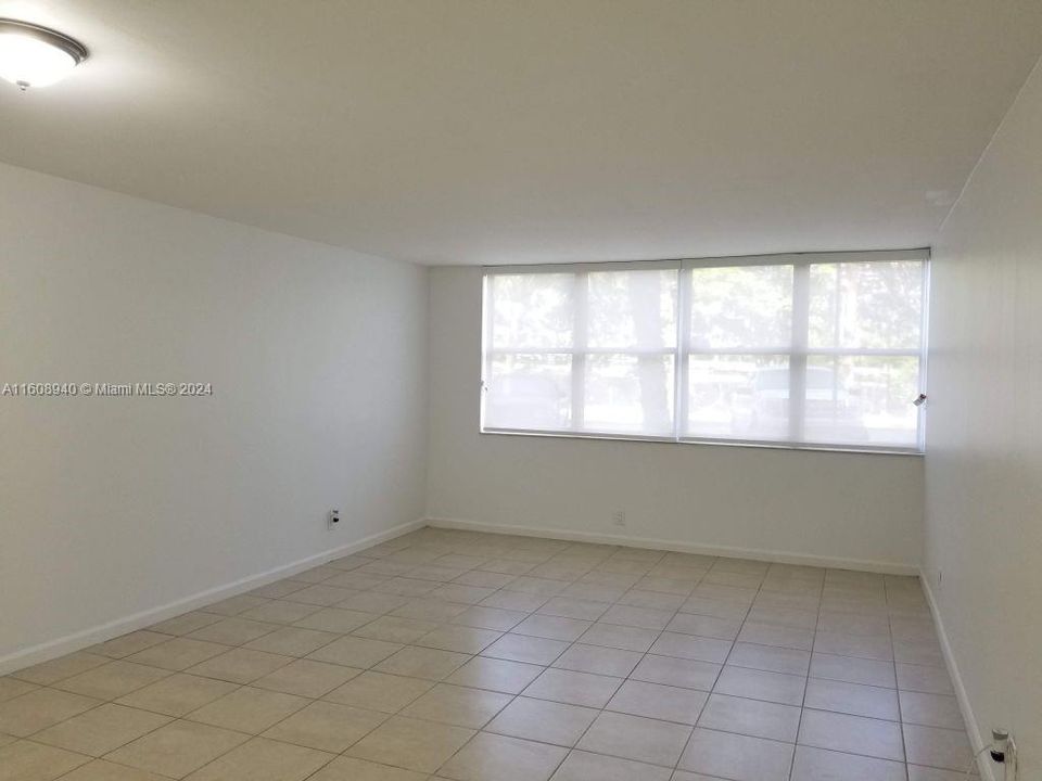For Rent: $1,900 (1 beds, 1 baths, 699 Square Feet)