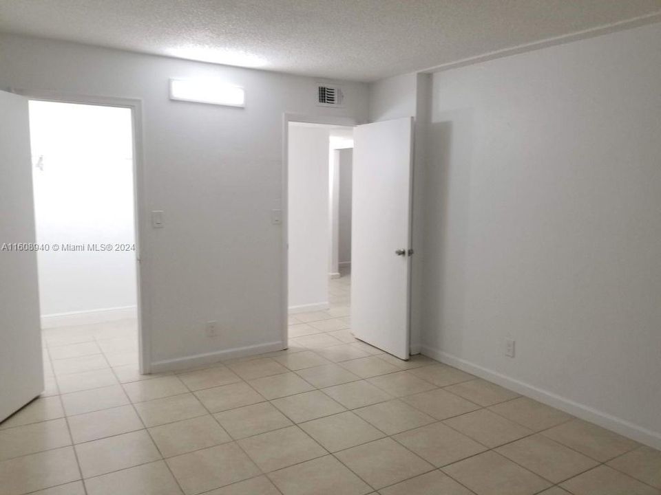 For Rent: $1,900 (1 beds, 1 baths, 699 Square Feet)