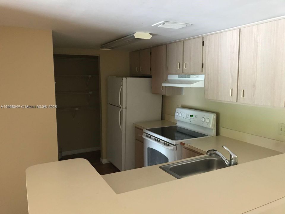 For Rent: $2,100 (2 beds, 2 baths, 965 Square Feet)