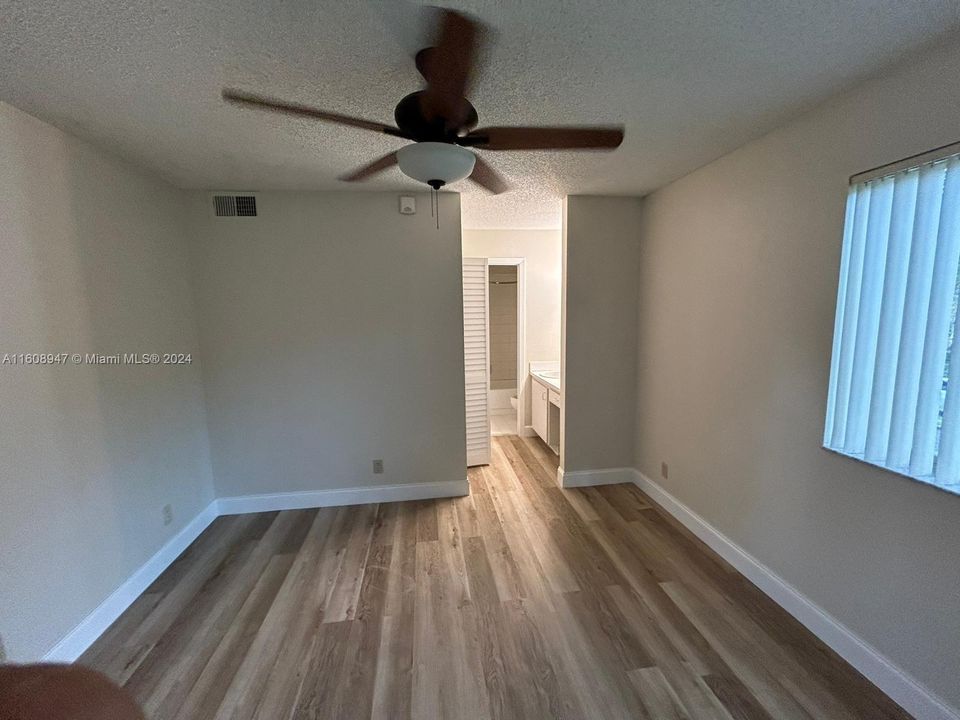 For Rent: $2,100 (2 beds, 2 baths, 965 Square Feet)