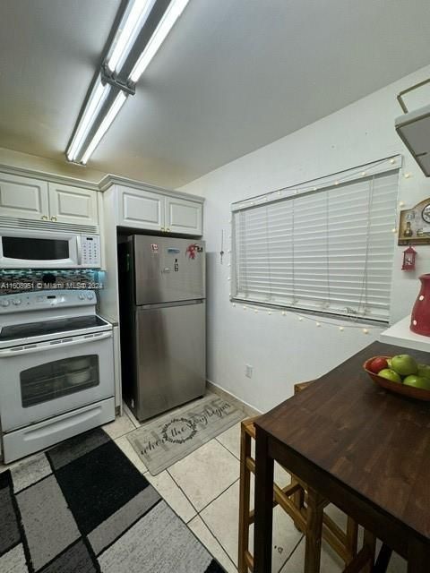 For Sale: $286,000 (2 beds, 2 baths, 983 Square Feet)