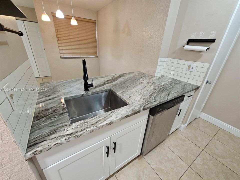 For Rent: $2,150 (2 beds, 2 baths, 1038 Square Feet)