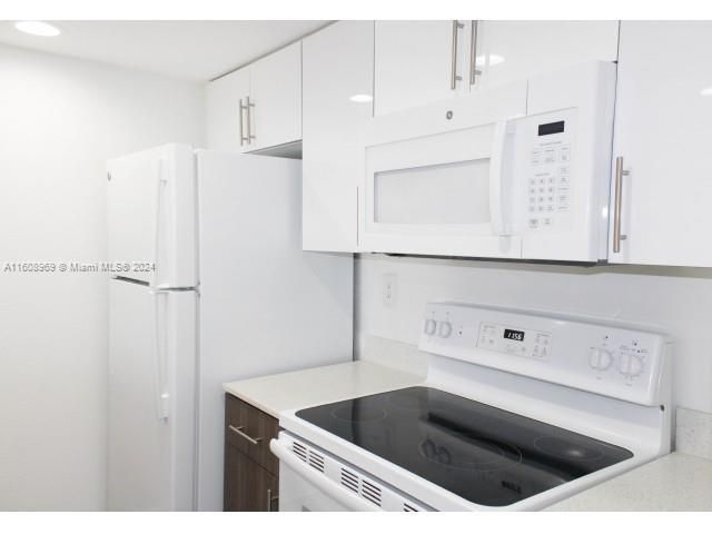 Recently Rented: $2,462 (2 beds, 1 baths, 900 Square Feet)