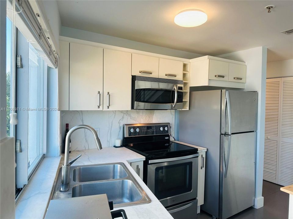 Recently Rented: $3,250 (2 beds, 2 baths, 1086 Square Feet)