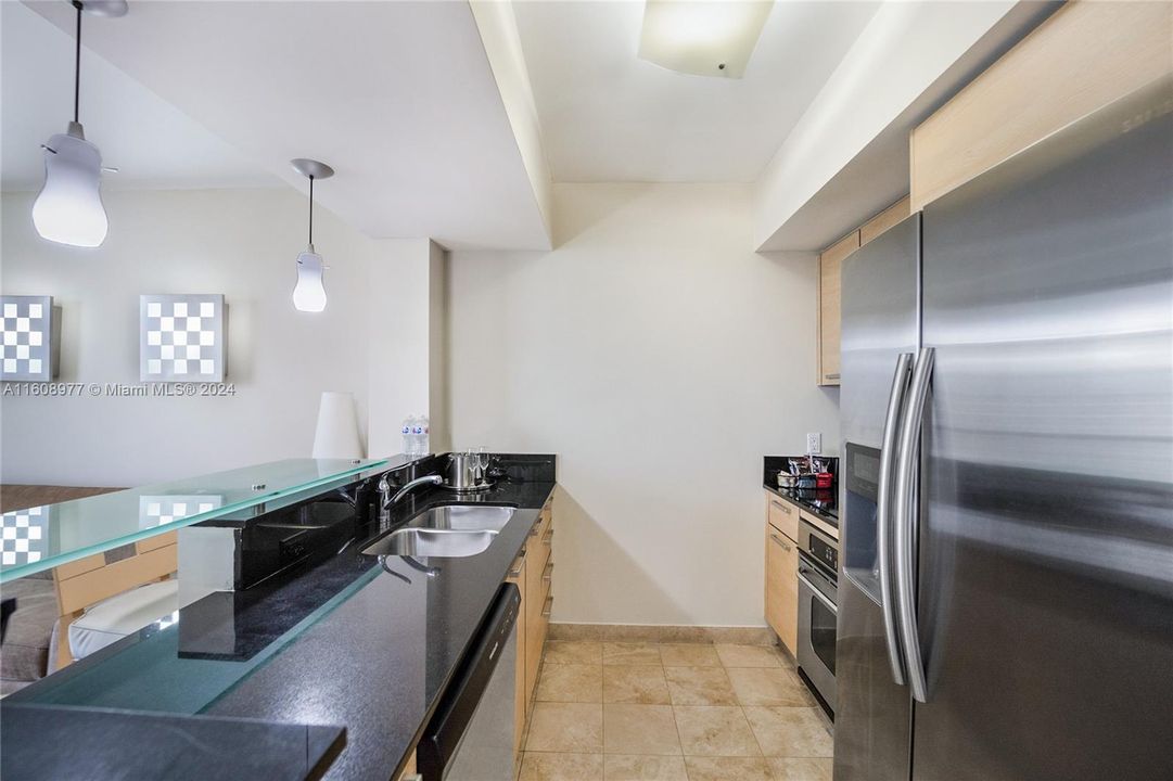 Active With Contract: $655,000 (1 beds, 1 baths, 688 Square Feet)