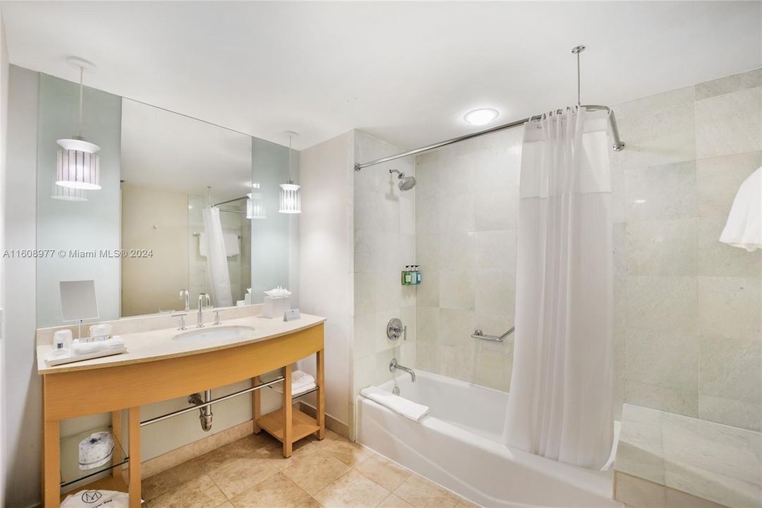 Active With Contract: $655,000 (1 beds, 1 baths, 688 Square Feet)