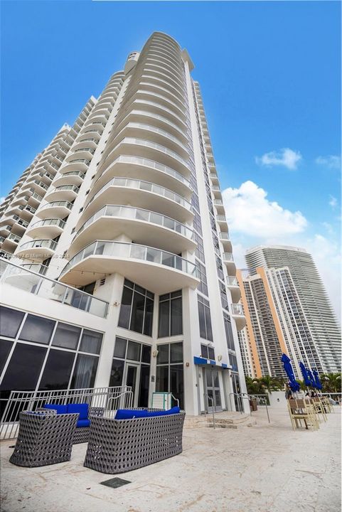 Active With Contract: $655,000 (1 beds, 1 baths, 688 Square Feet)