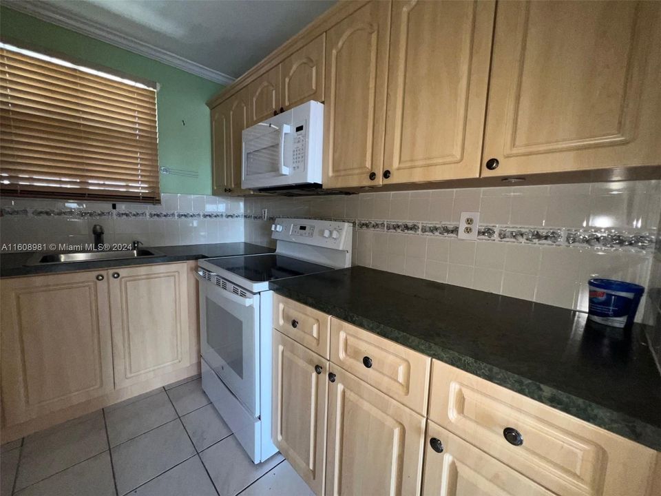 For Sale: $265,000 (2 beds, 2 baths, 900 Square Feet)