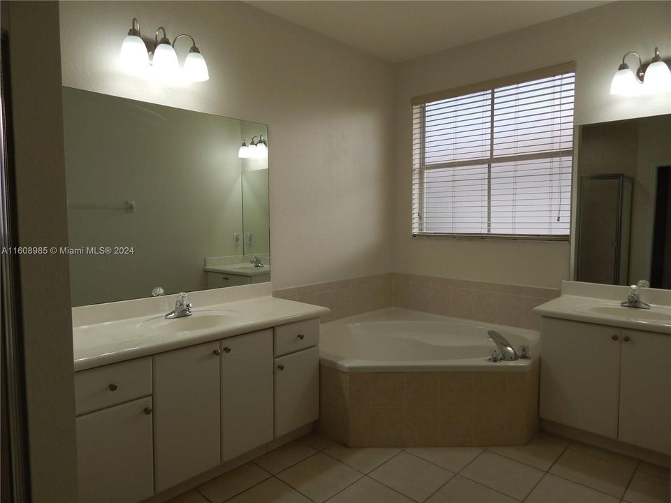 Active With Contract: $3,900 (4 beds, 2 baths, 2308 Square Feet)