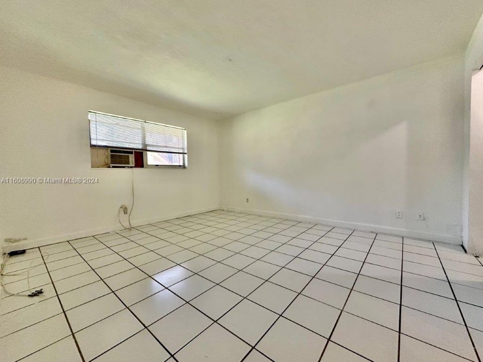 For Sale: $170,000 (1 beds, 1 baths, 954 Square Feet)