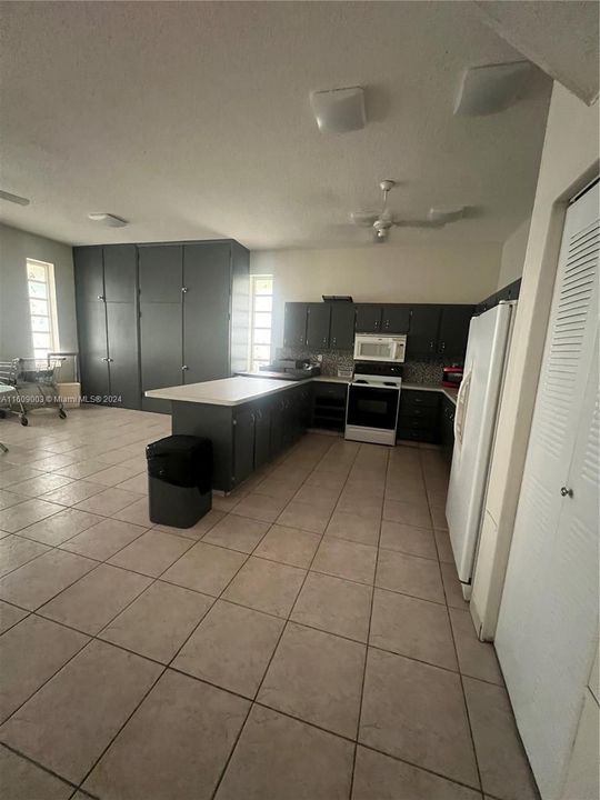 For Sale: $135,000 (1 beds, 1 baths, 684 Square Feet)