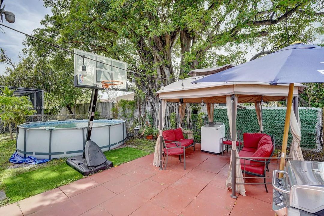 For Sale: $450,000 (3 beds, 1 baths, 1097 Square Feet)