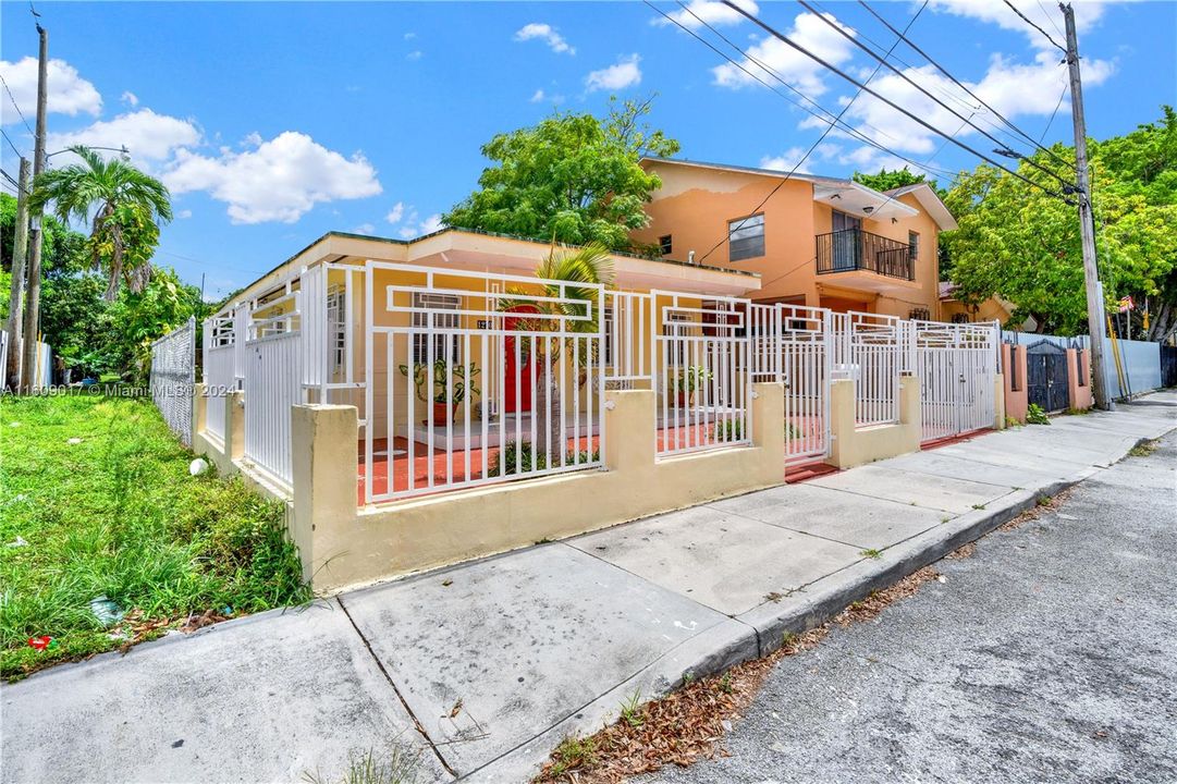 Recently Sold: $420,000 (3 beds, 1 baths, 949 Square Feet)