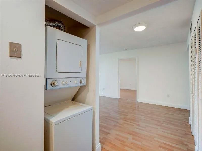 For Rent: $2,300 (2 beds, 2 baths, 992 Square Feet)