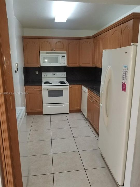 For Rent: $2,300 (2 beds, 2 baths, 992 Square Feet)