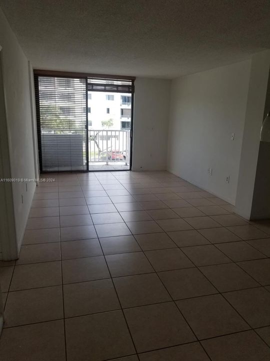 For Rent: $2,300 (2 beds, 2 baths, 992 Square Feet)