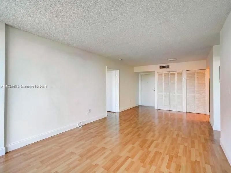 For Rent: $2,300 (2 beds, 2 baths, 992 Square Feet)