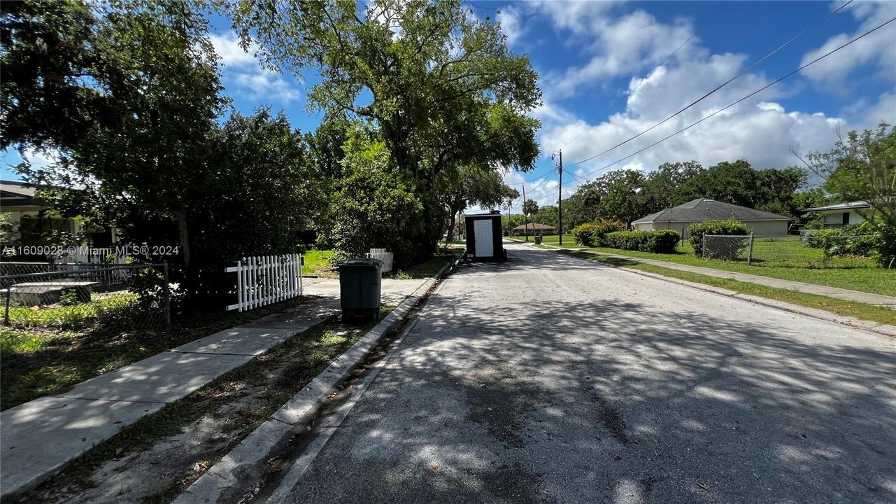 Active With Contract: $100,000 (3 beds, 2 baths, 1101 Square Feet)