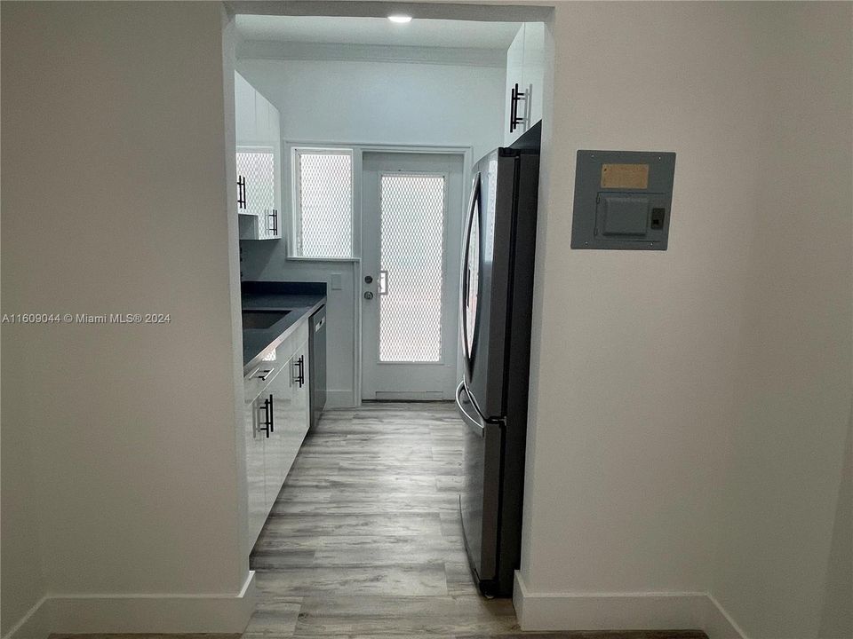 For Sale: $390,000 (1 beds, 1 baths, 650 Square Feet)
