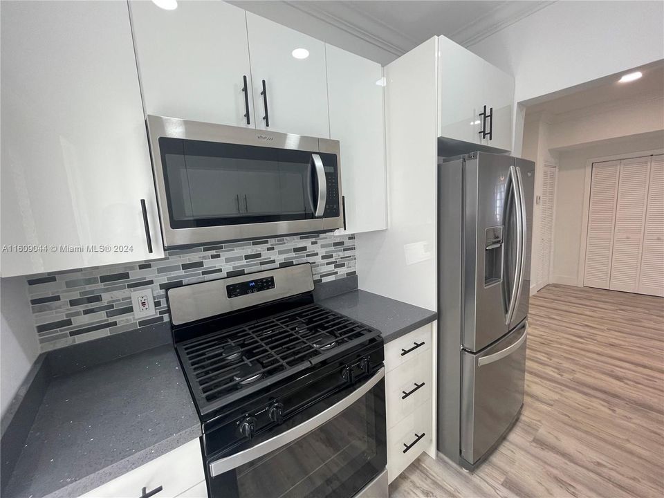 For Sale: $390,000 (1 beds, 1 baths, 650 Square Feet)