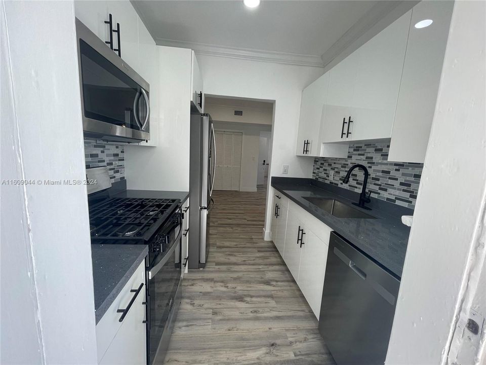 For Sale: $390,000 (1 beds, 1 baths, 650 Square Feet)