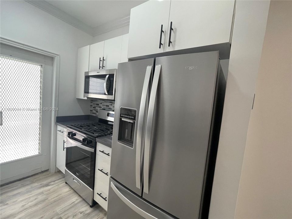 For Sale: $390,000 (1 beds, 1 baths, 650 Square Feet)