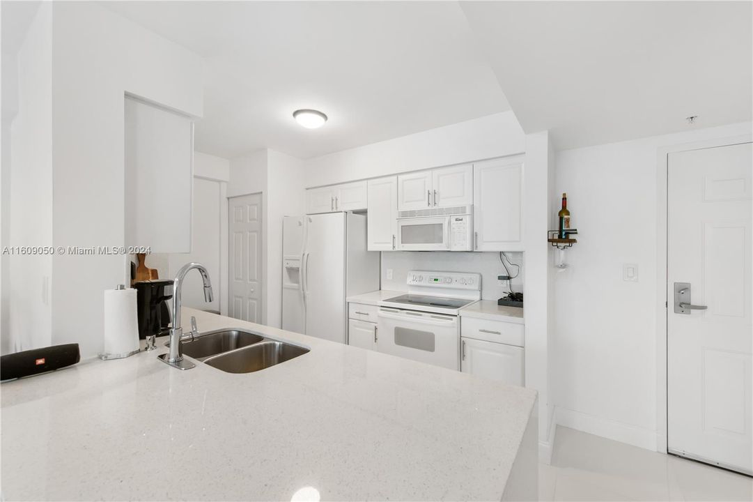 For Sale: $475,000 (1 beds, 1 baths, 760 Square Feet)