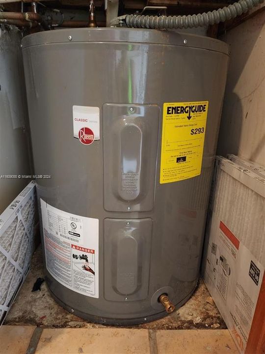 Water heater tank