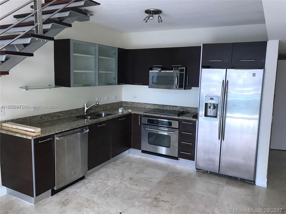 For Rent: $3,200 (1 beds, 1 baths, 1056 Square Feet)