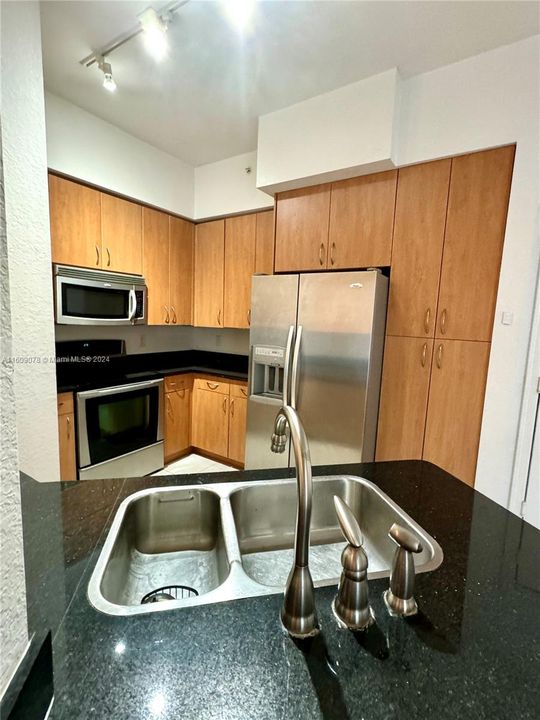 Active With Contract: $2,100 (1 beds, 1 baths, 899 Square Feet)