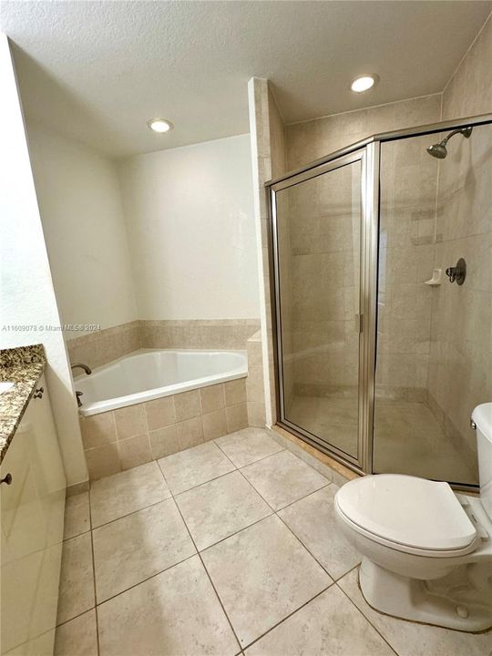 Active With Contract: $2,100 (1 beds, 1 baths, 899 Square Feet)