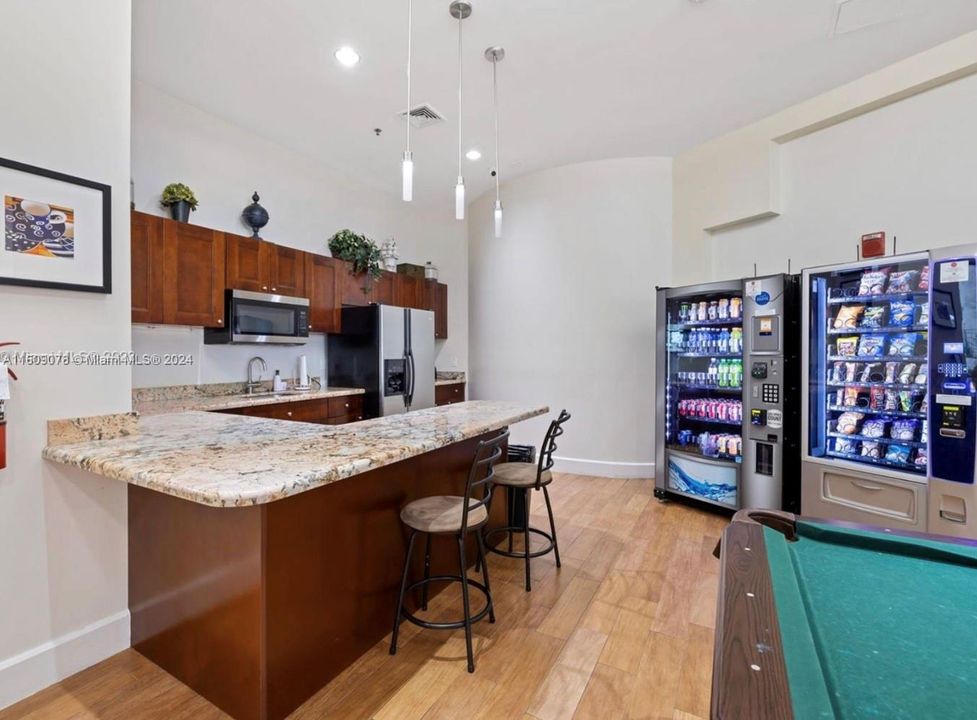 Active With Contract: $2,100 (1 beds, 1 baths, 899 Square Feet)