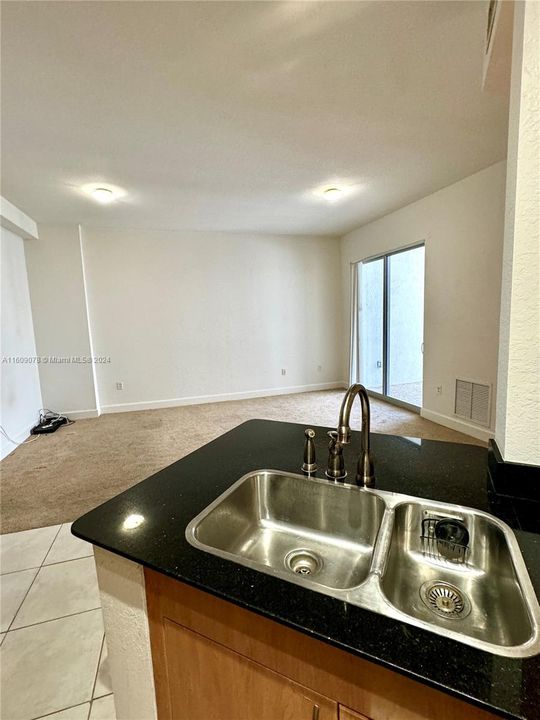 Active With Contract: $2,100 (1 beds, 1 baths, 899 Square Feet)