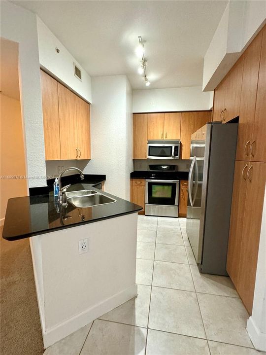 Active With Contract: $2,100 (1 beds, 1 baths, 899 Square Feet)