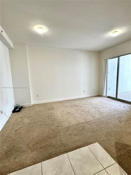 Active With Contract: $2,100 (1 beds, 1 baths, 899 Square Feet)