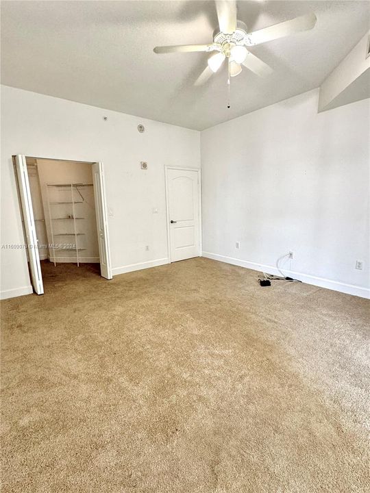 Active With Contract: $2,100 (1 beds, 1 baths, 899 Square Feet)