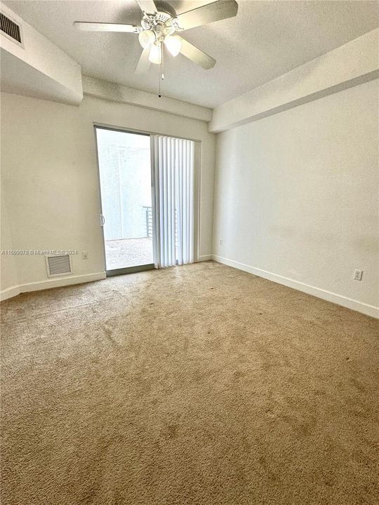 Active With Contract: $2,100 (1 beds, 1 baths, 899 Square Feet)