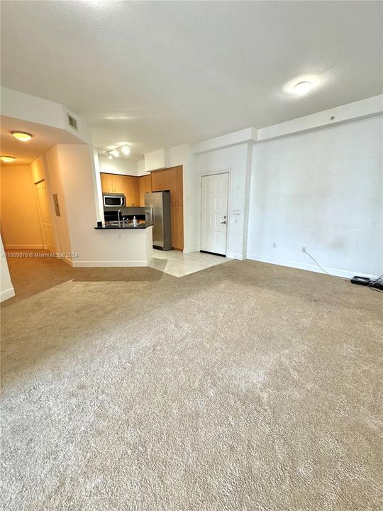 Active With Contract: $2,100 (1 beds, 1 baths, 899 Square Feet)