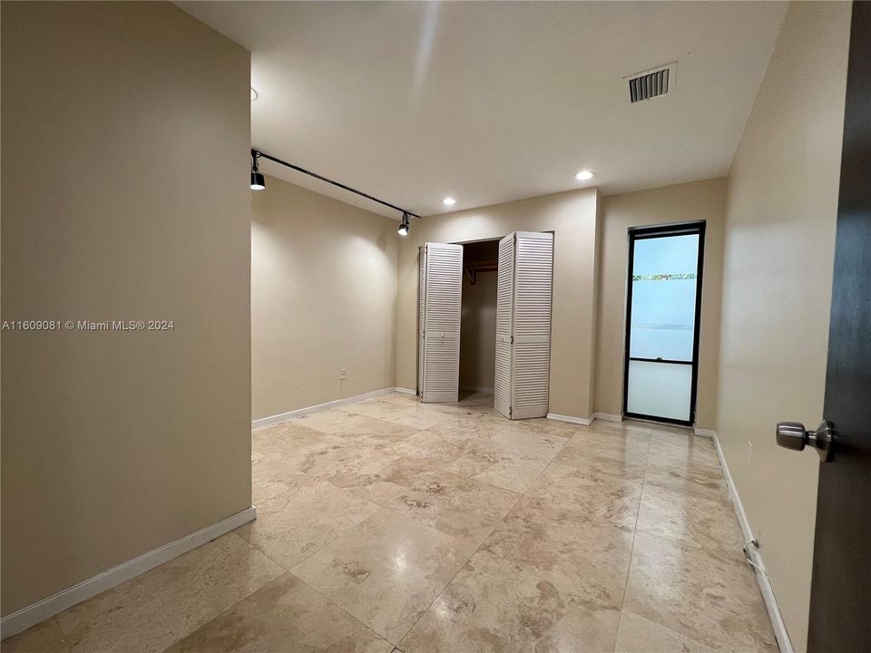 For Rent: $2,500 (2 beds, 1 baths, 975 Square Feet)