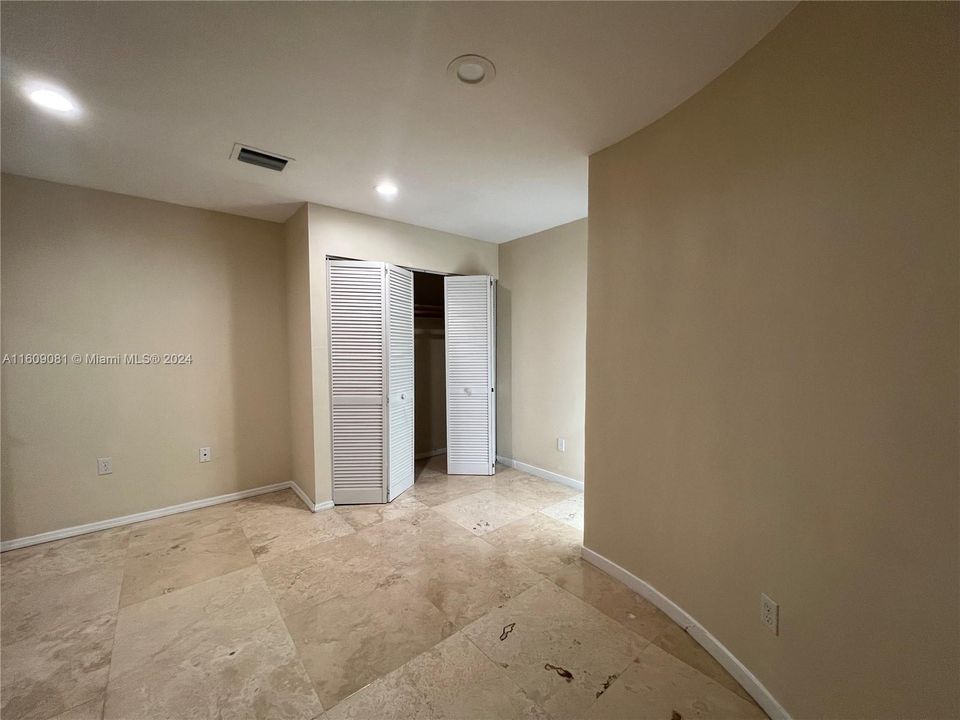 For Rent: $2,500 (2 beds, 1 baths, 975 Square Feet)