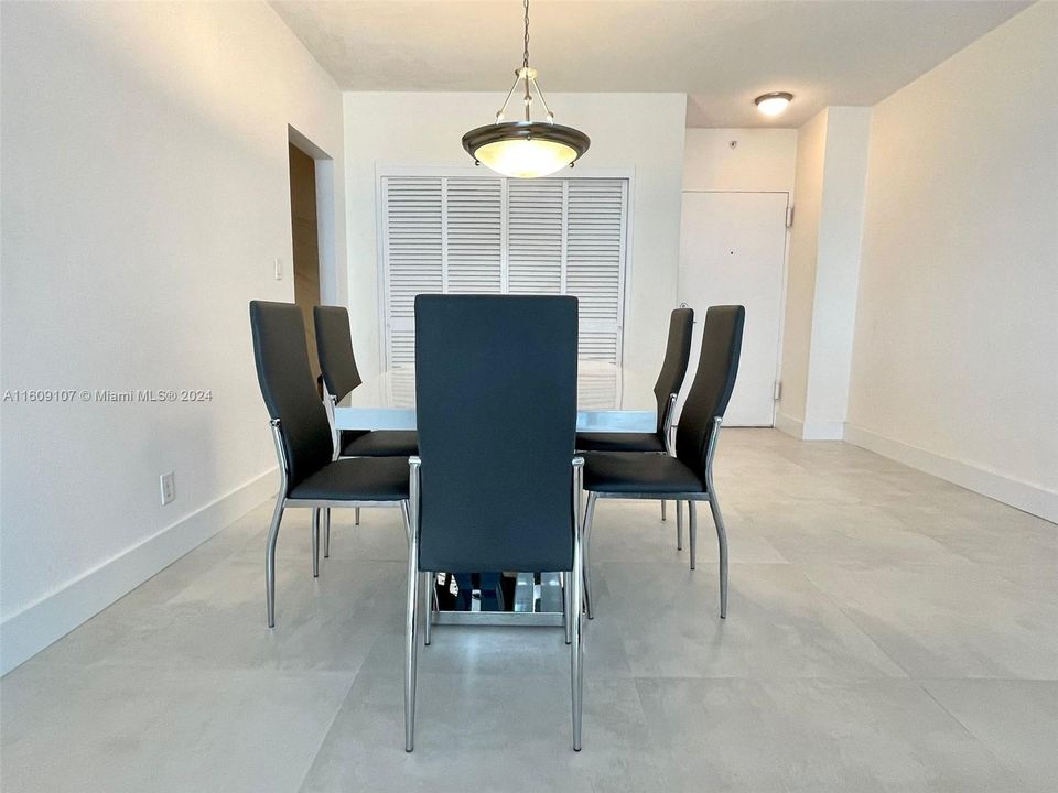 For Rent: $2,700 (1 beds, 1 baths, 911 Square Feet)