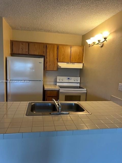 Active With Contract: $1,450 (1 beds, 1 baths, 619 Square Feet)