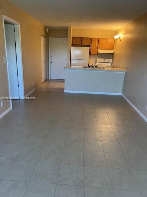 Active With Contract: $1,450 (1 beds, 1 baths, 619 Square Feet)