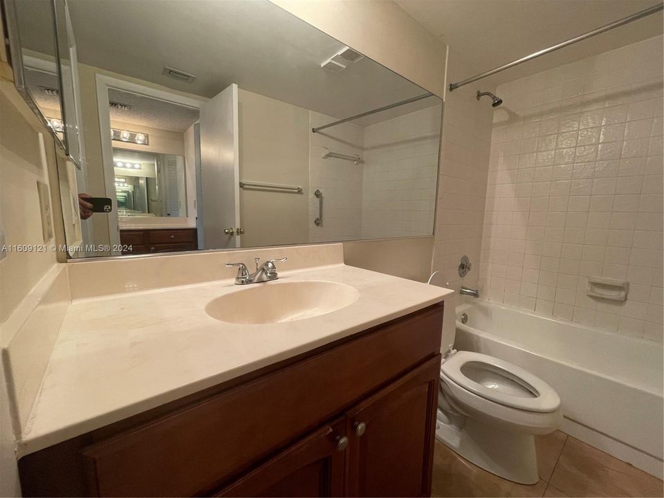 For Rent: $1,750 (1 beds, 1 baths, 700 Square Feet)