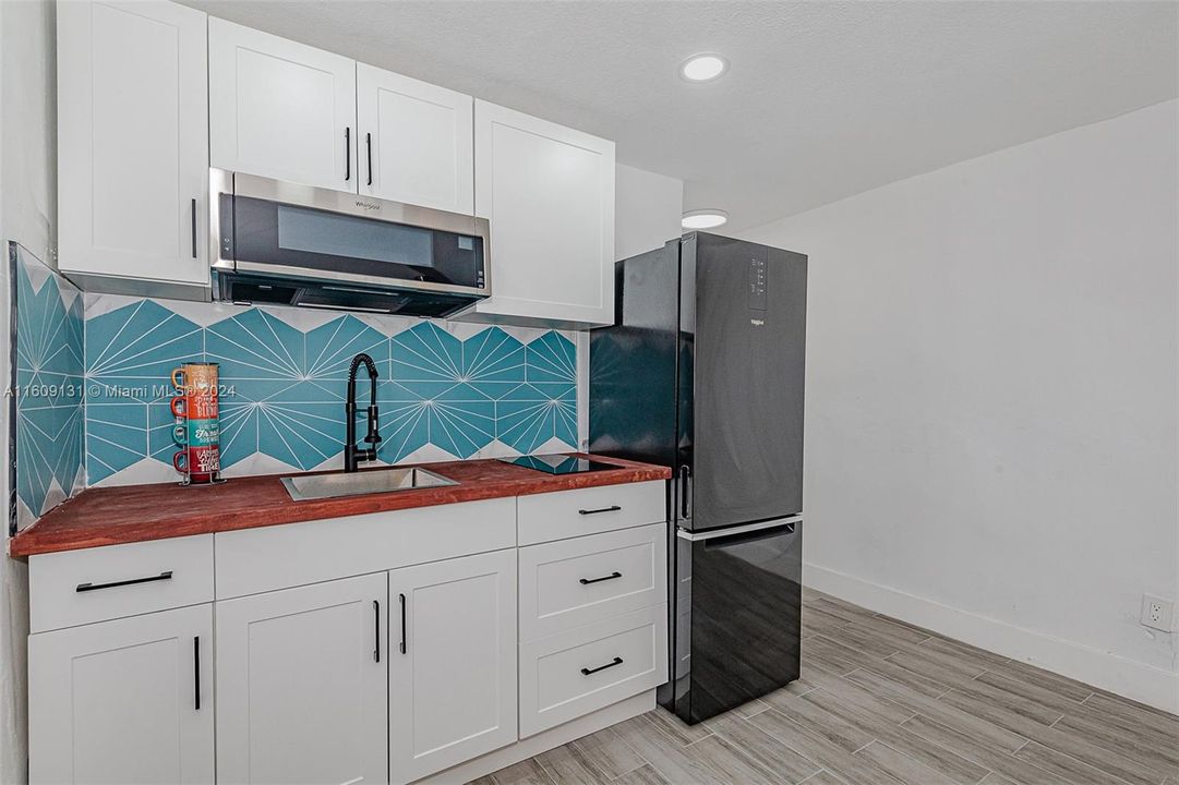 Active With Contract: $1,550 (1 beds, 1 baths, 1860 Square Feet)